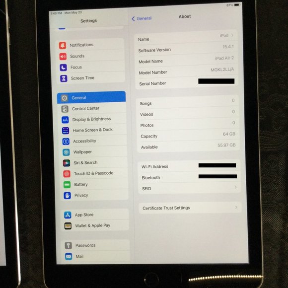 LOT OF 3 IPAD AIR 2 A1566 (WIFI ONLY) 64GB w/Lighting Cables - Picture 4 of 4